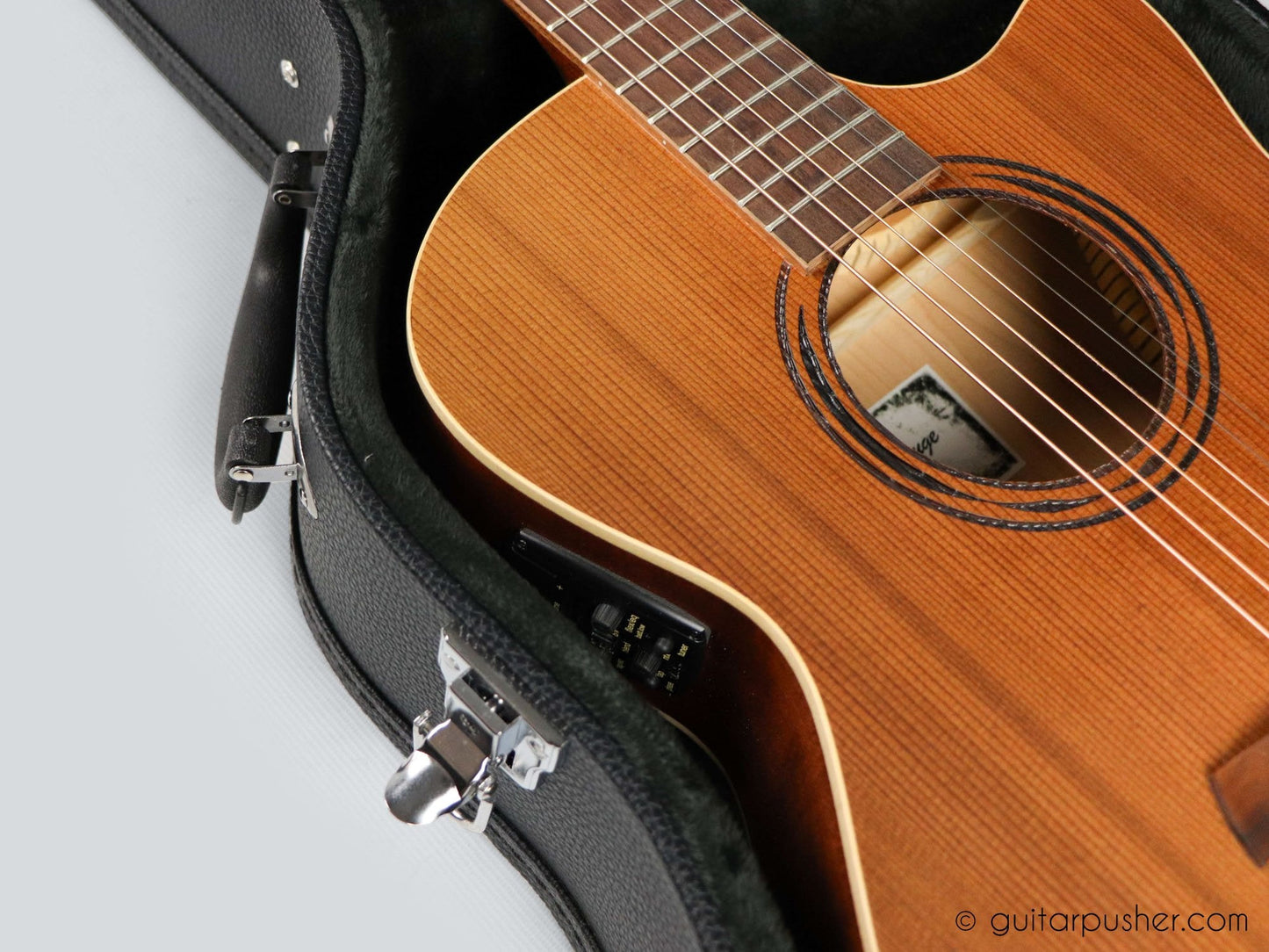 HC-040 Black hard case for Acoustic Guitar - GuitarPusher
