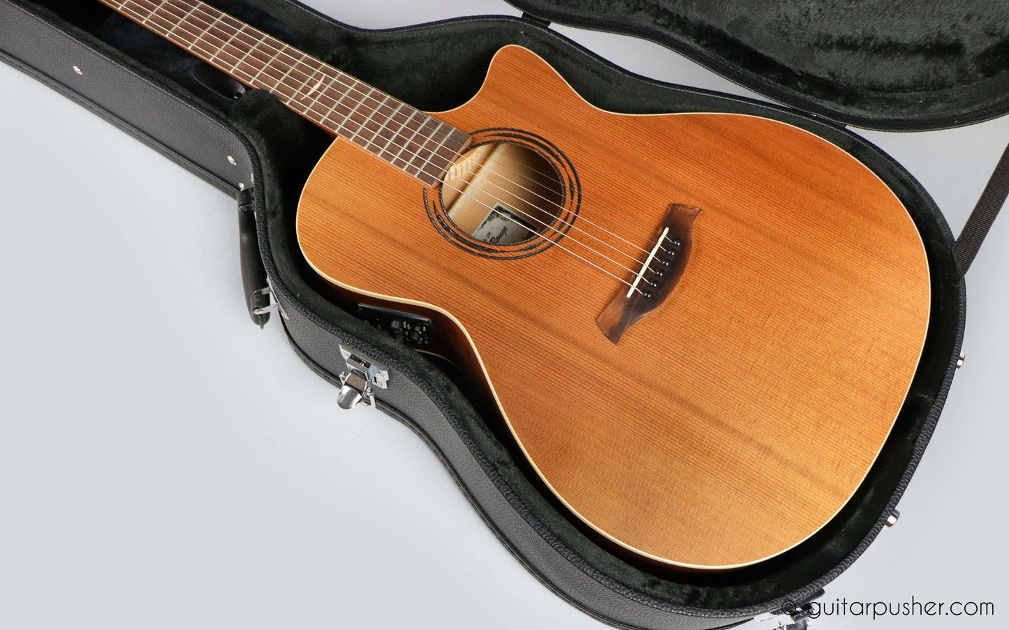 HC-040 Black hard case for Acoustic Guitar - GuitarPusher