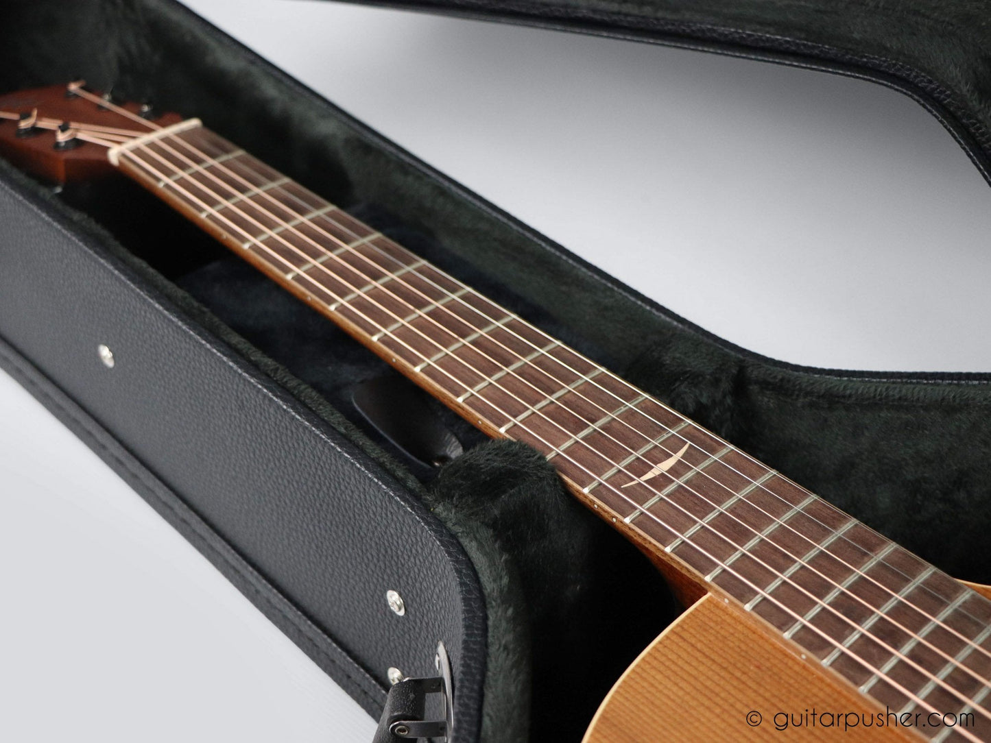 HC-040 Black hard case for Acoustic Guitar - GuitarPusher