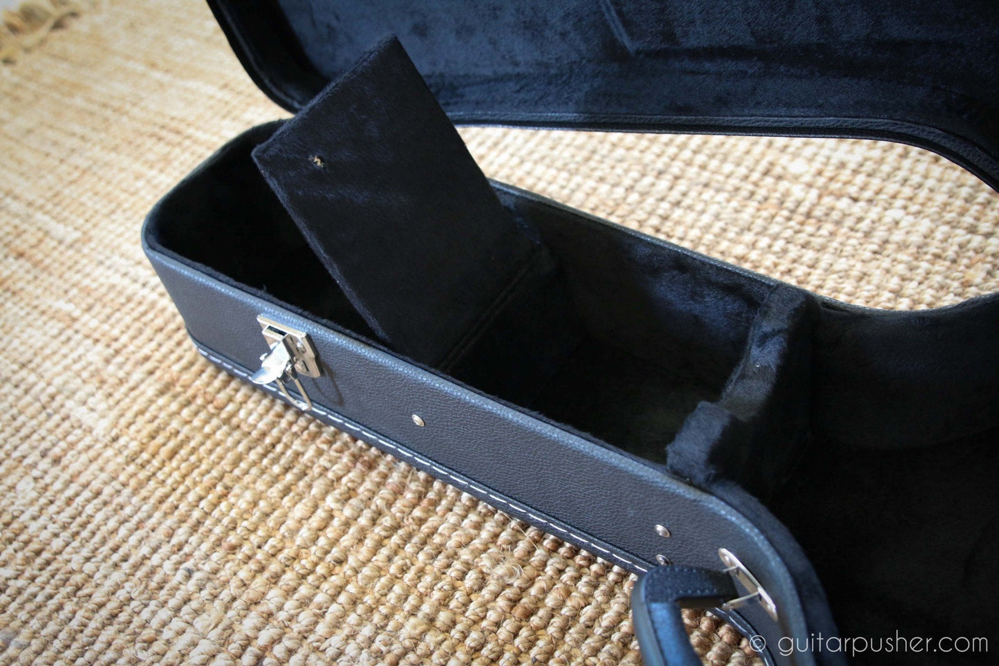 HC-040 Black hard case for Acoustic Guitar - GuitarPusher